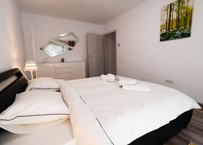Transylvanian Apt. W/ Lrg. Terrace And Parking - Karpatenhaus