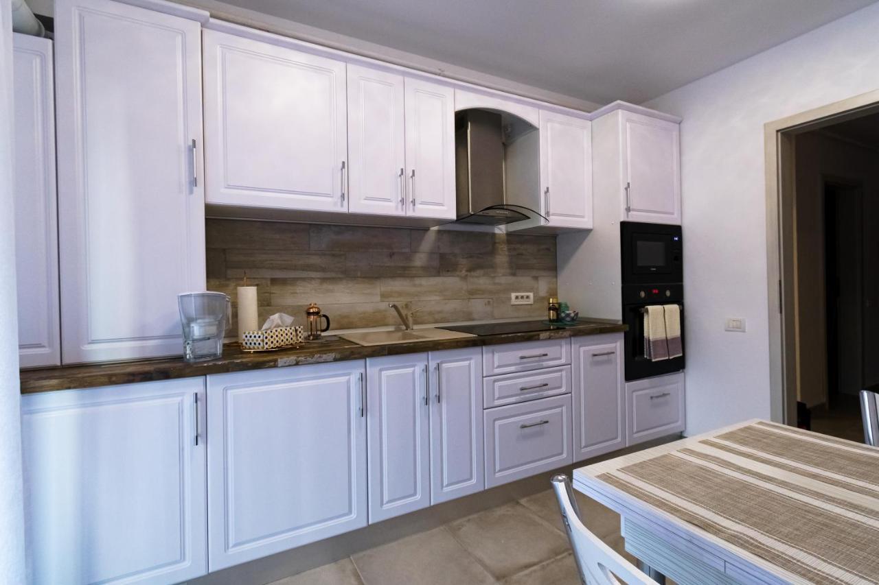 Transylvanian Apt. W/ Lrg. Terrace And Parking - Karpatenhaus Braşov